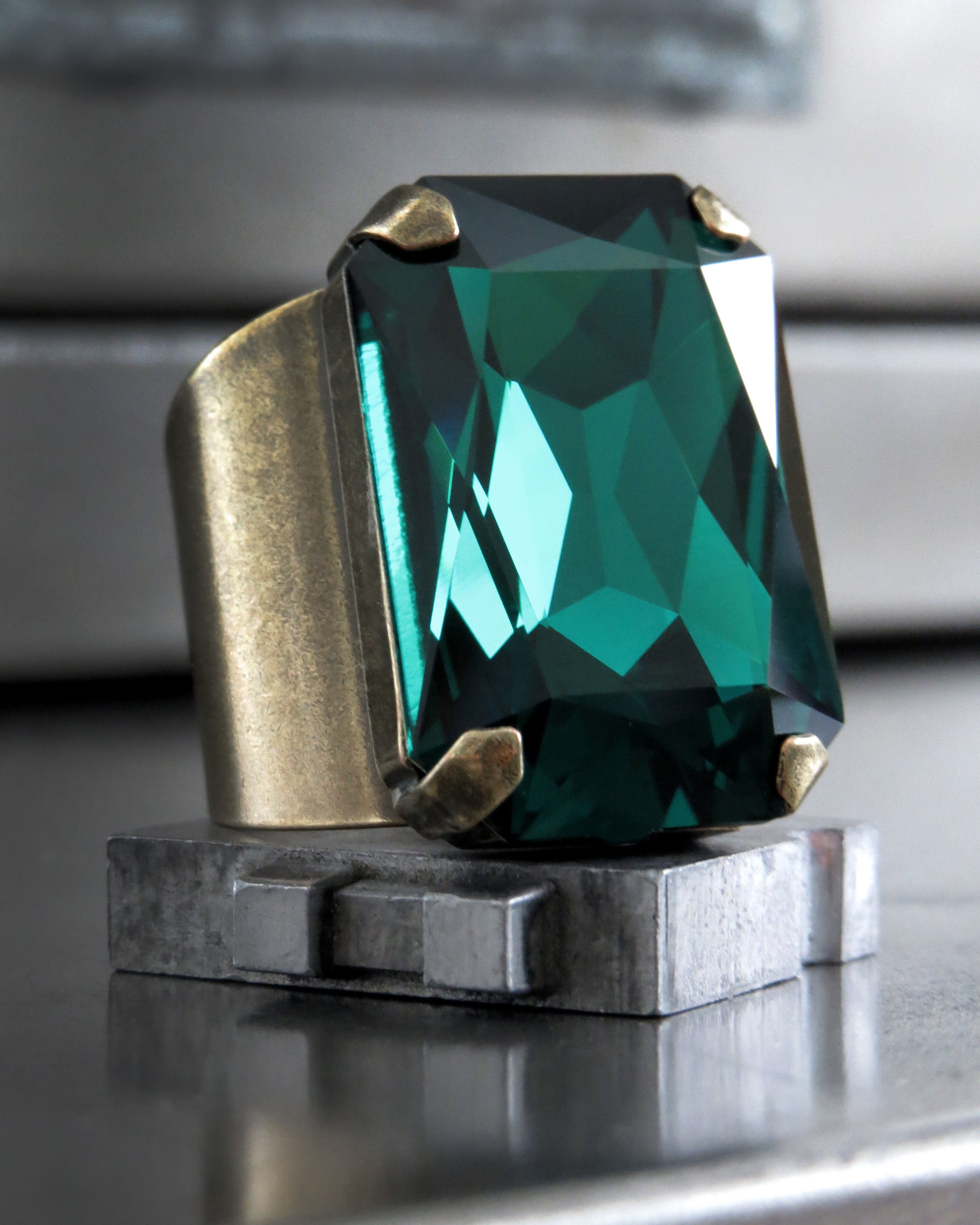 OZ - Emerald Green Crystal Cocktail Ring