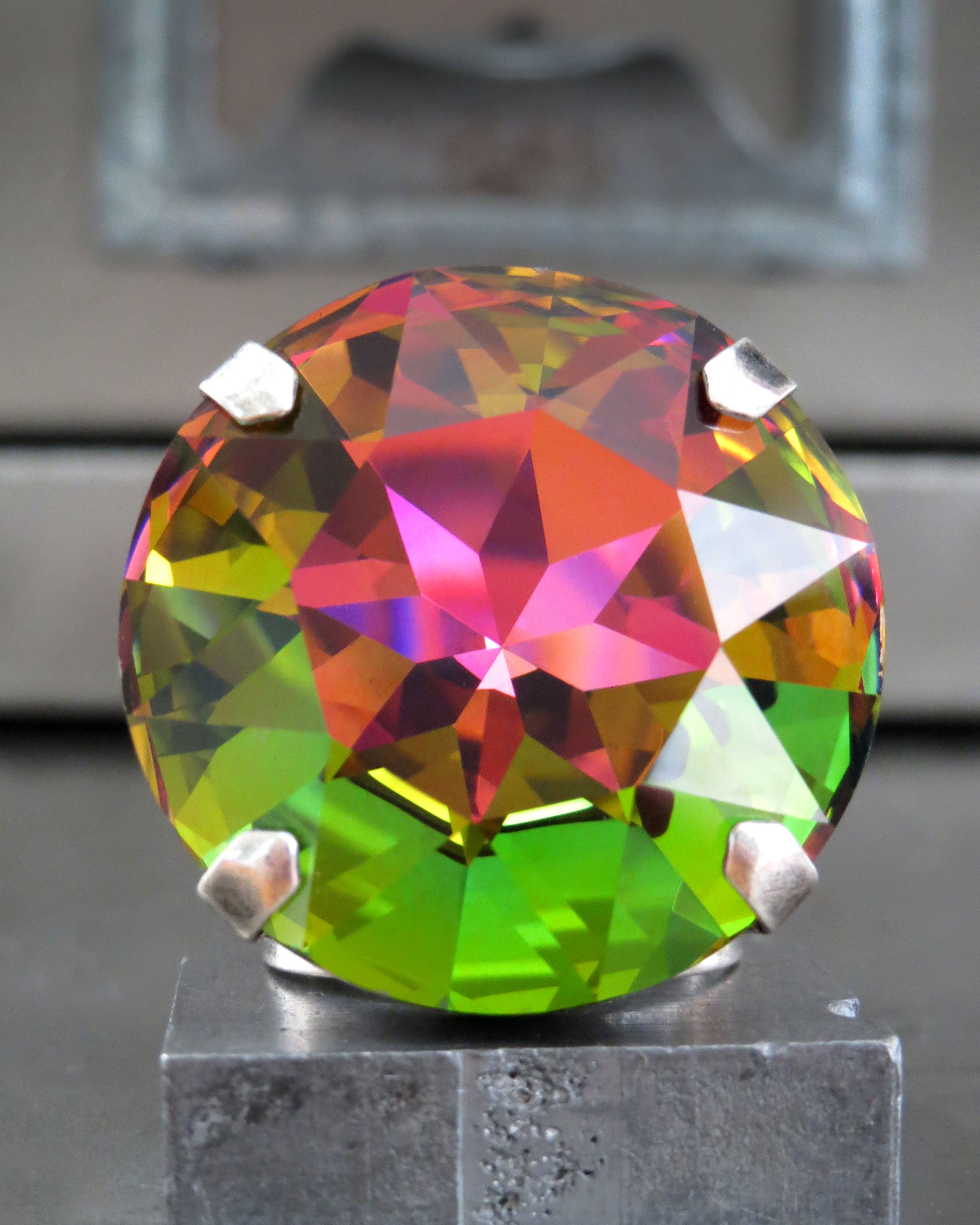SHOWTIME V2 - Large Round Rainbow Crystal Ring