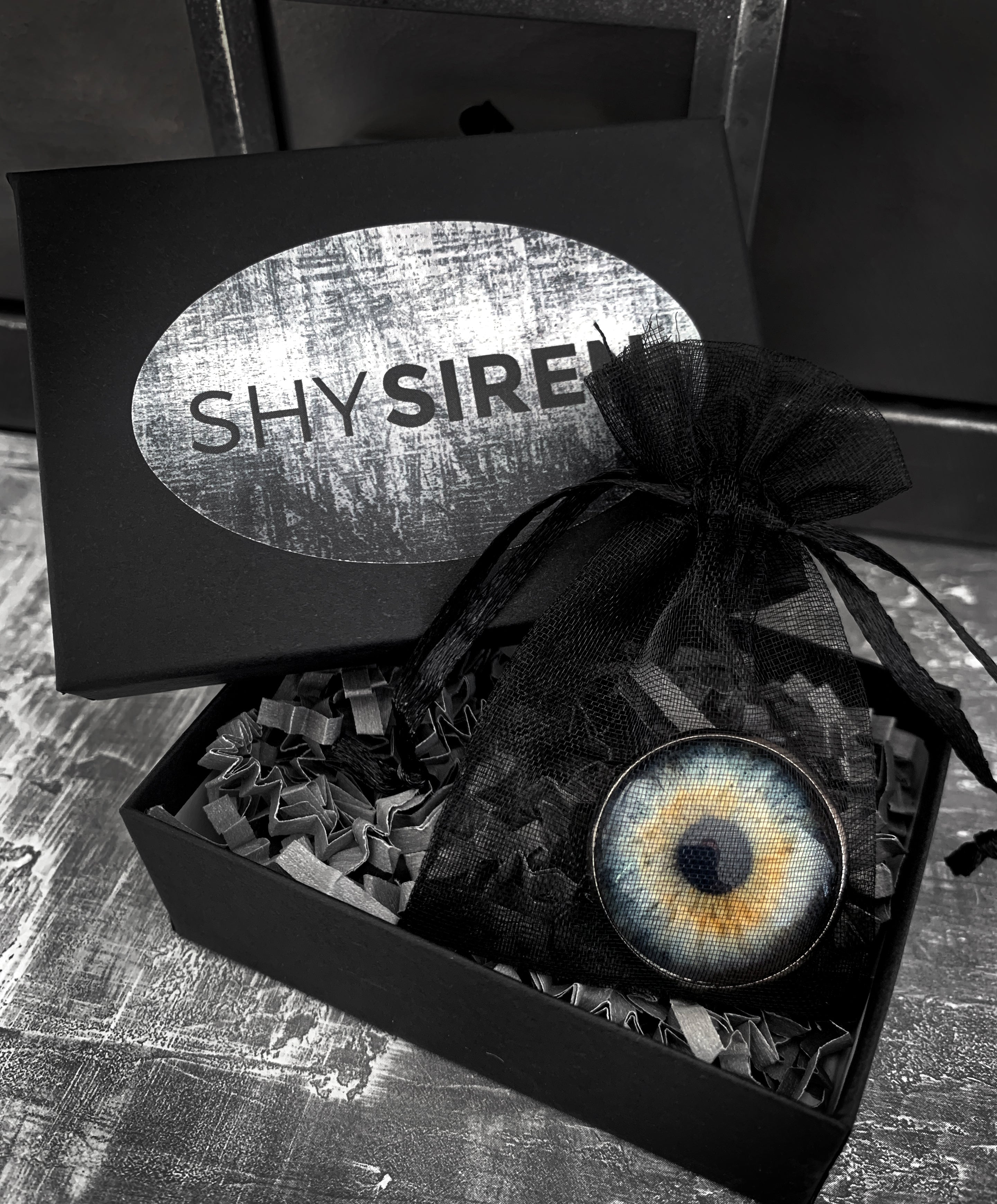 Goth Halloween Eyeball Ring with Realistic Amber Fleck Eye - Grey/Pale Blue