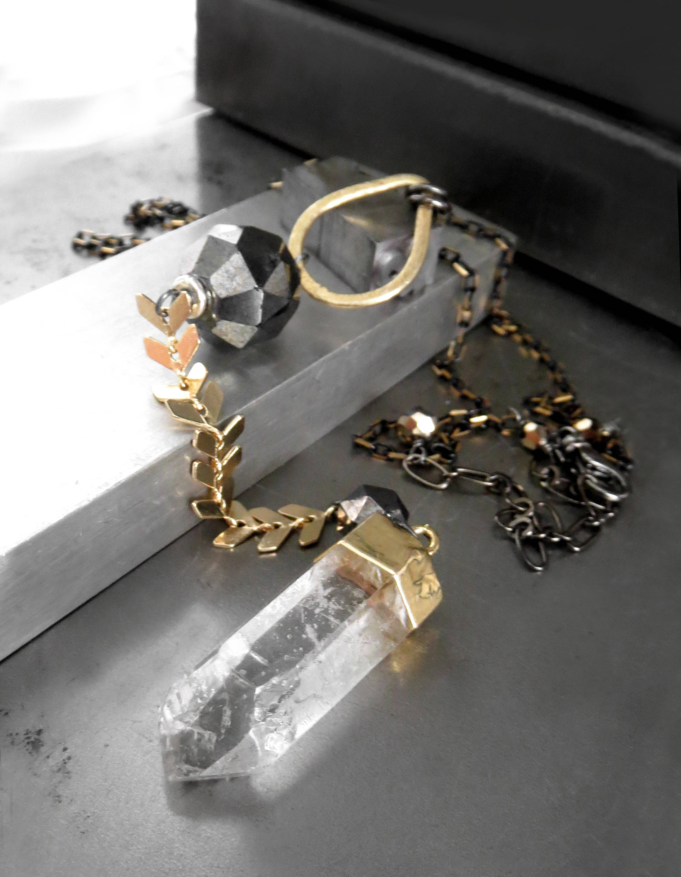 COMMIX - Clear Quartz Pendant Necklace with Gold Chevron Chain