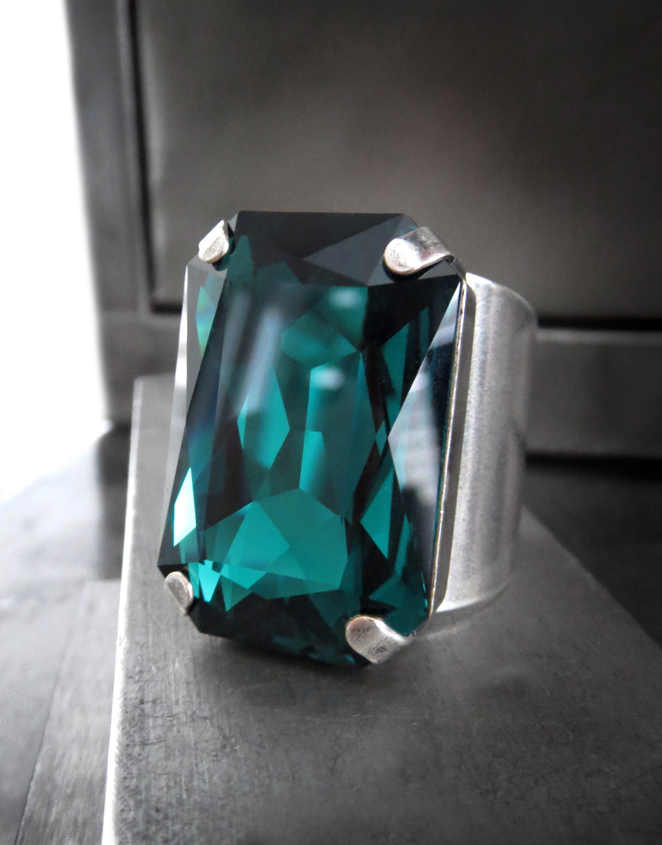 OZ - Emerald Green Crystal Cocktail Ring