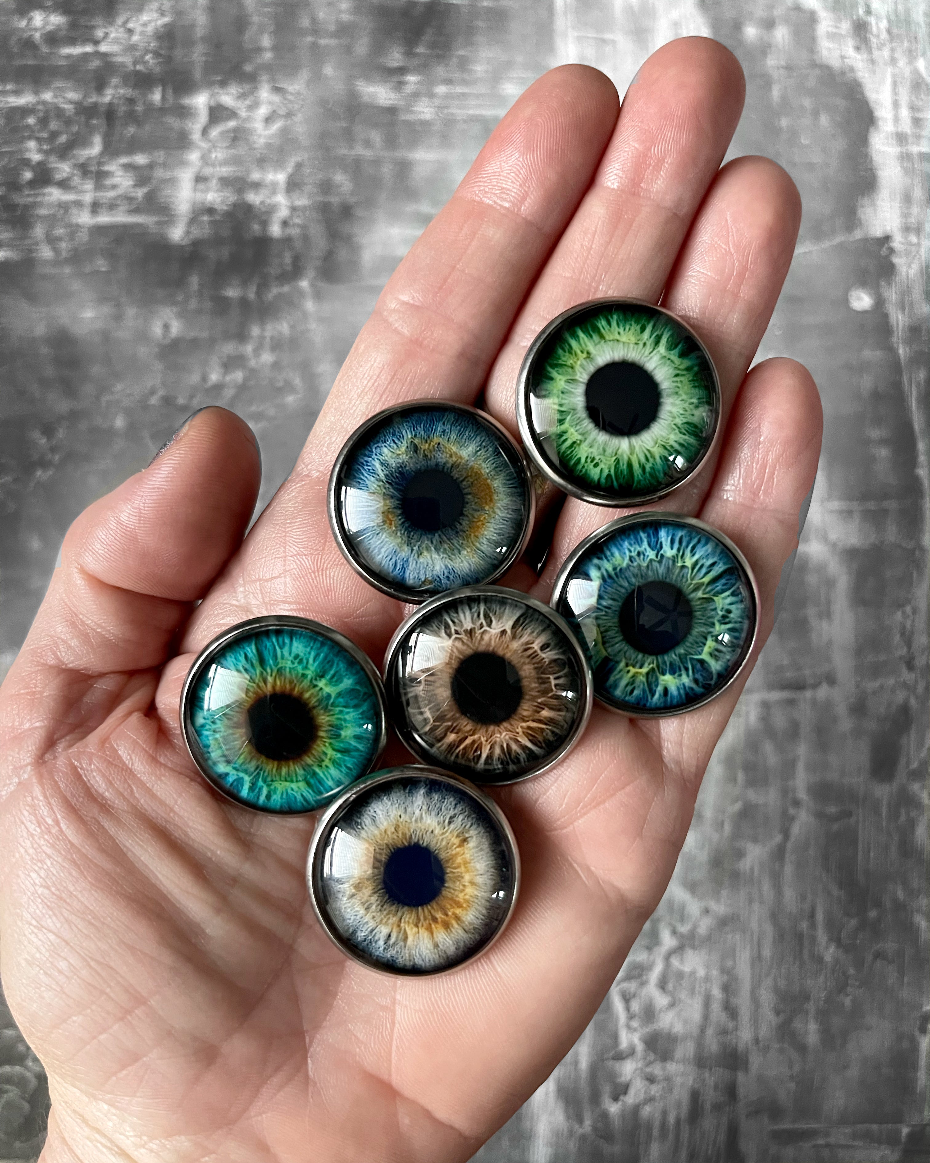 Realistic Eyeball Pin Button - 6 Colors