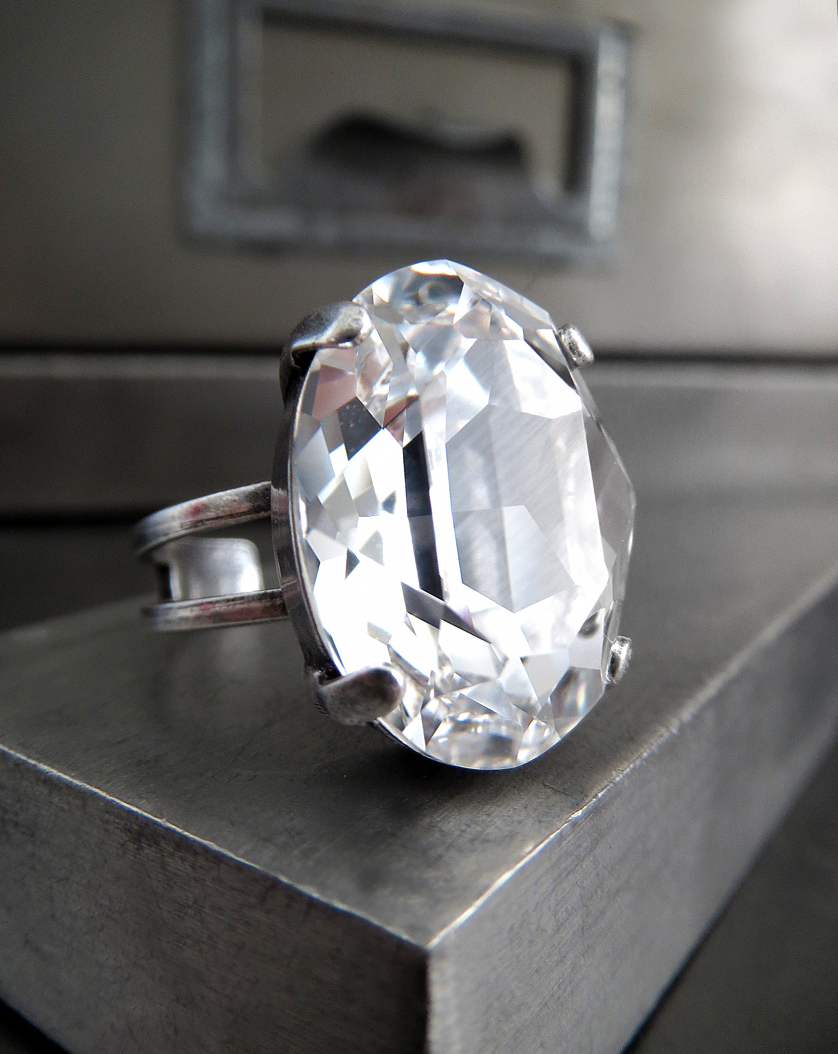 MODERN CLASSIC - Oval Clear Crystal Ring