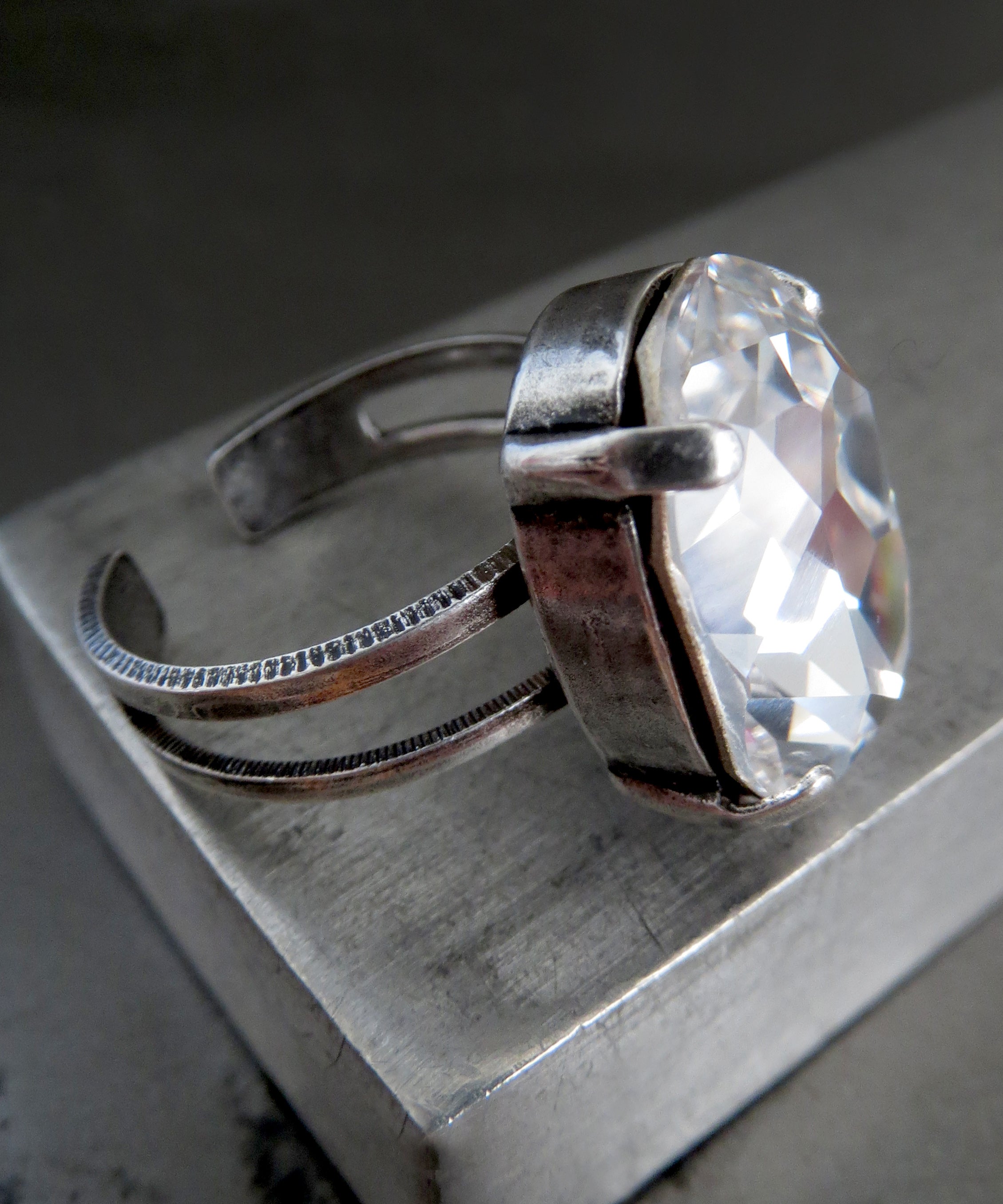 MODERN CLASSIC - Oval Clear Crystal Ring
