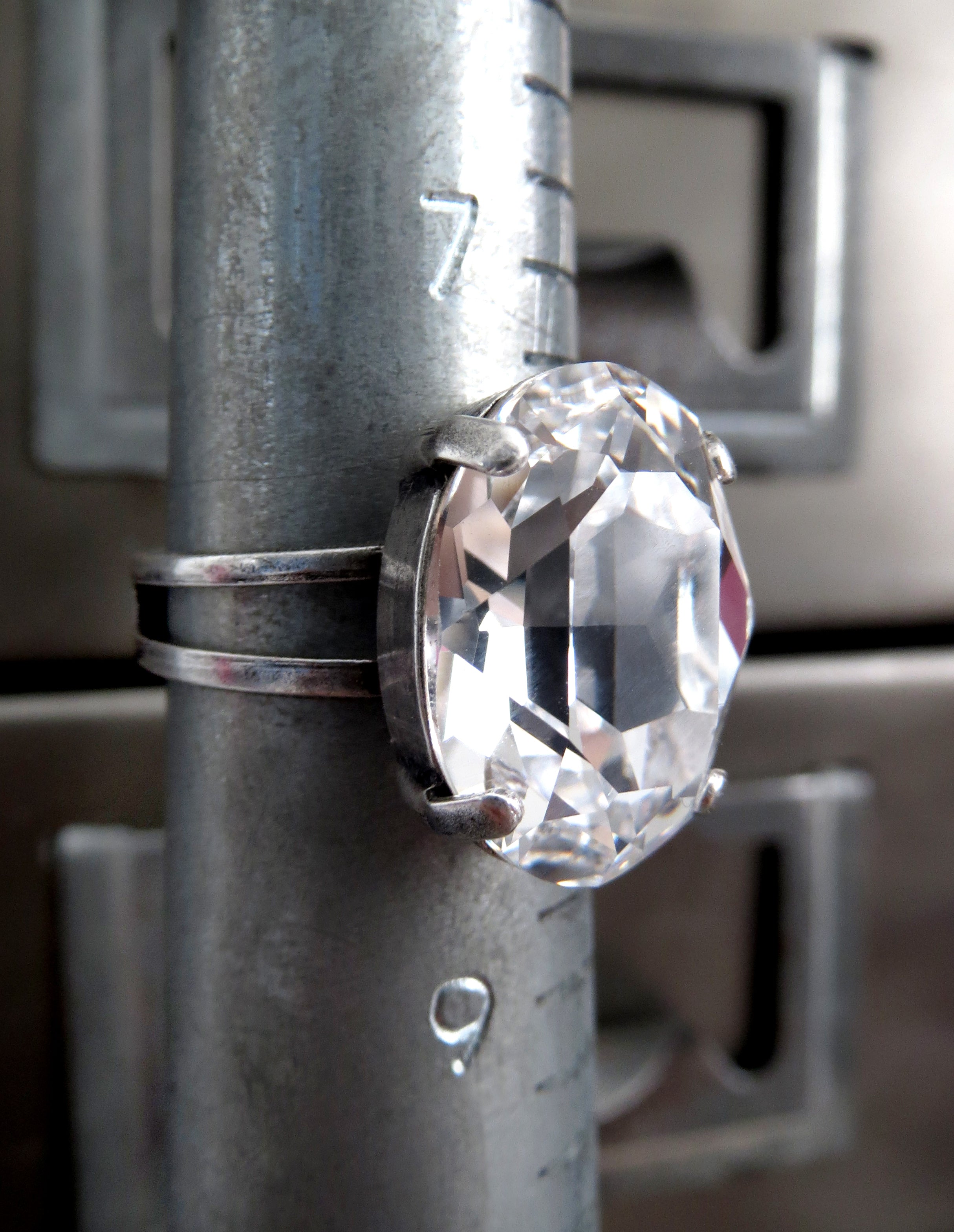 MODERN CLASSIC - Oval Clear Crystal Ring