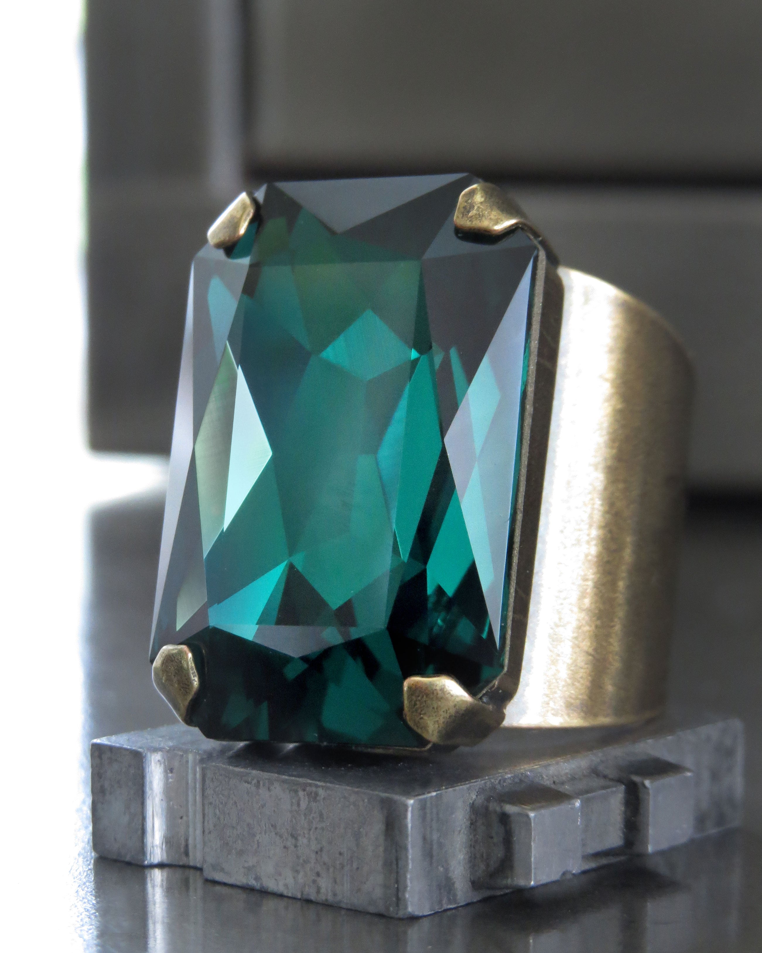 OZ - Emerald Green Crystal Cocktail Ring