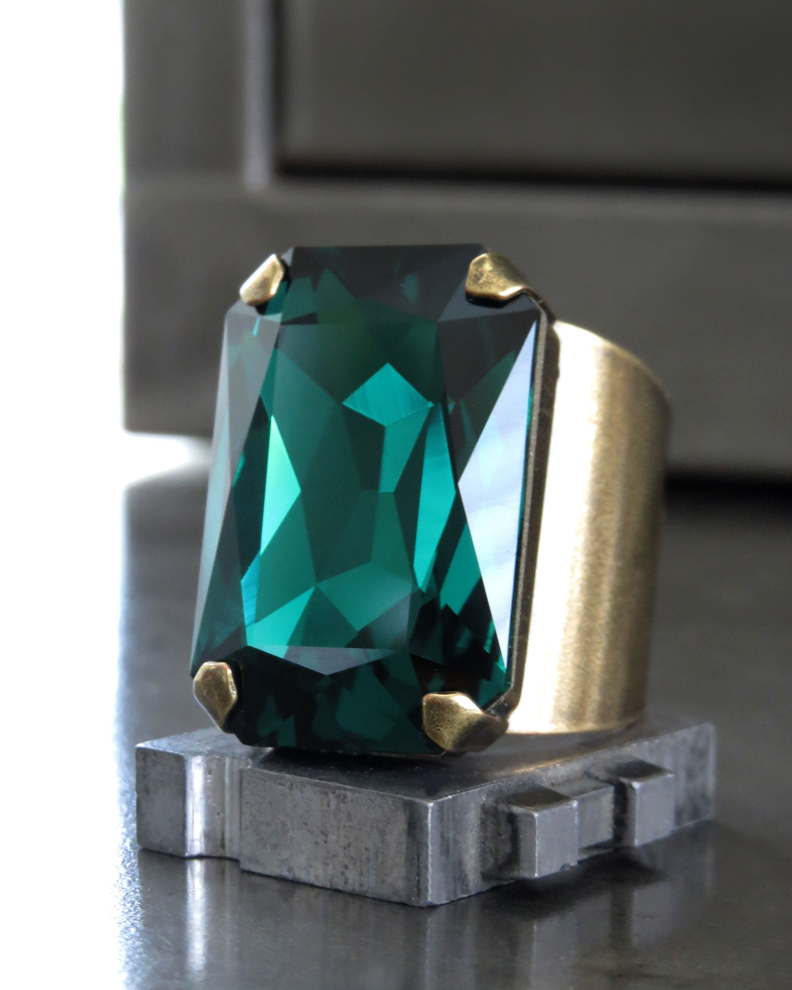 OZ - Emerald Green Crystal Cocktail Ring