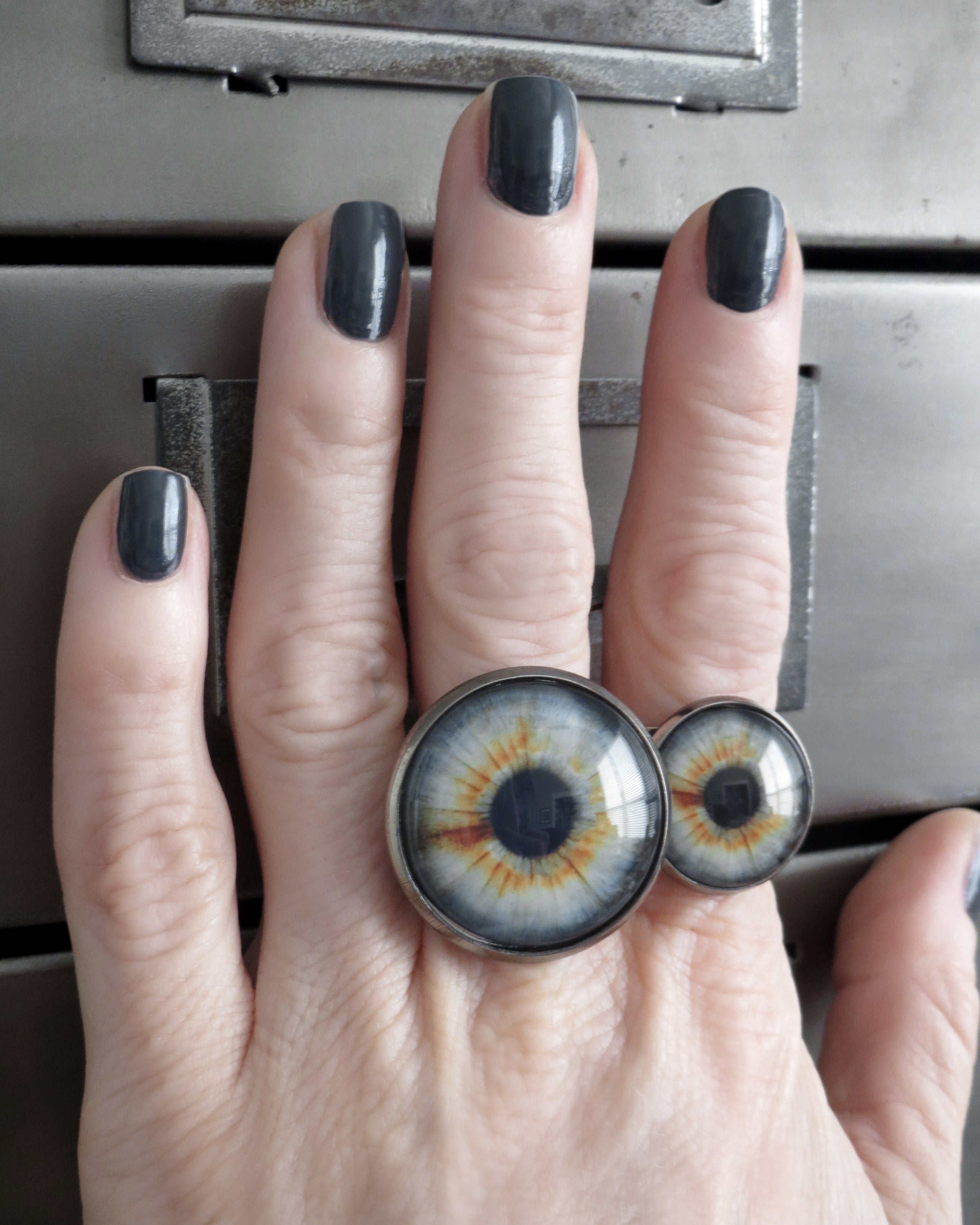 Goth Halloween Eyeball Ring with Realistic Amber Fleck Eye - Grey/Pale Blue