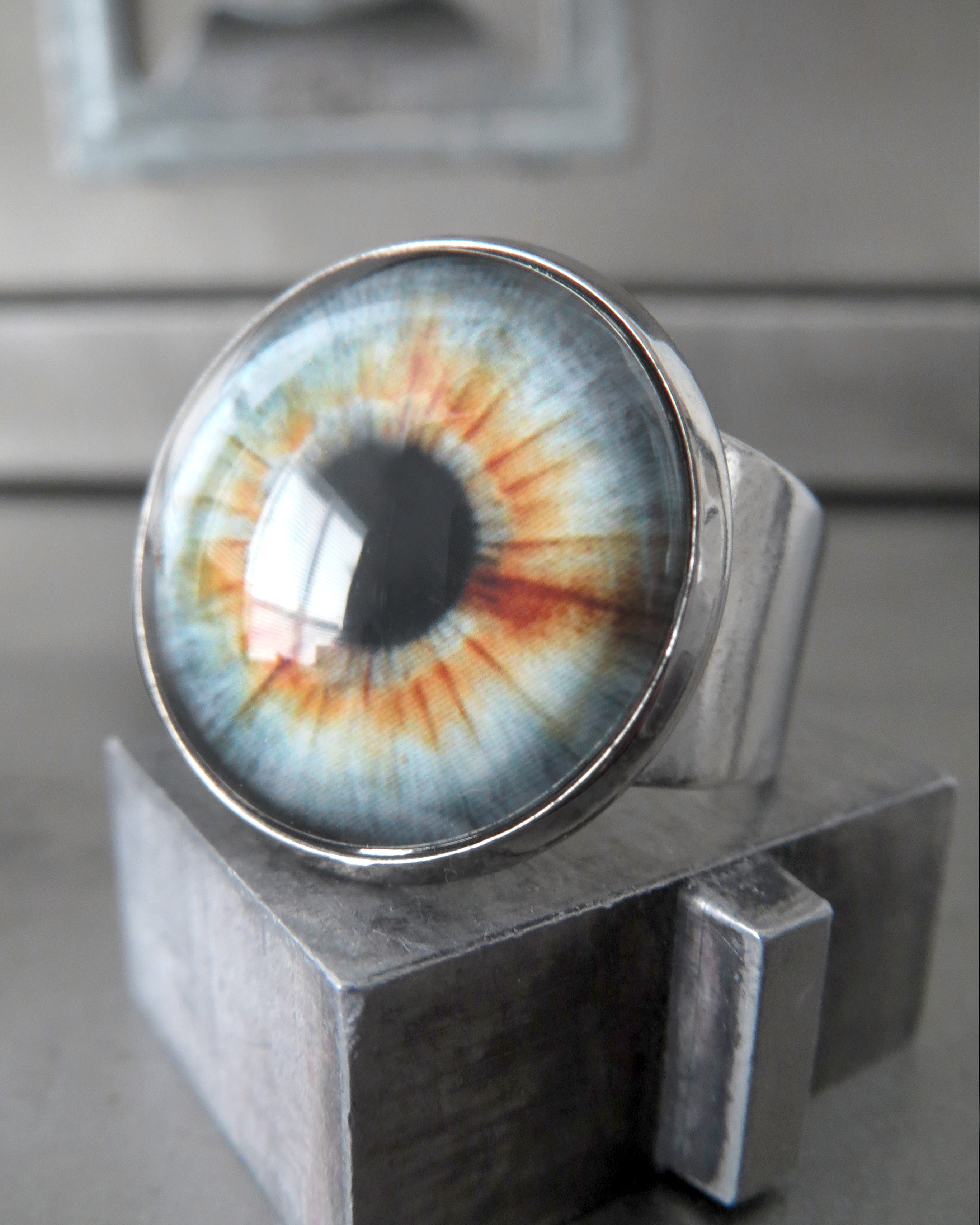 Goth Halloween Eyeball Ring with Realistic Amber Fleck Eye - Grey/Pale Blue